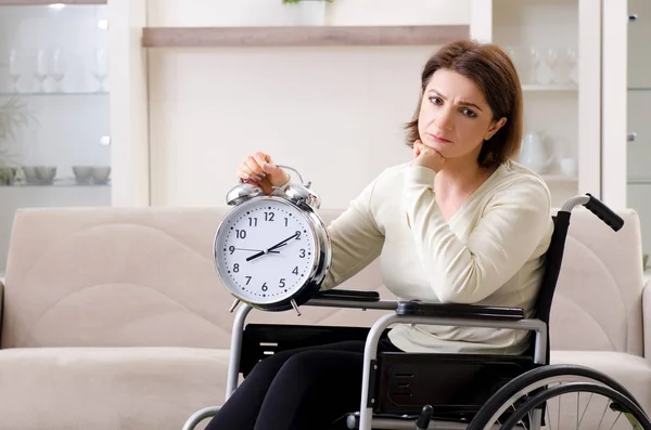 Vrouw in rolstoel thuis — Stockfoto