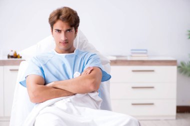 Kanepe hastanede yatan genç erkek hasta 