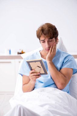 Kanepe hastanede yatan genç erkek hasta 