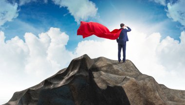 Süper kahraman işadamı dağın zirvesinde