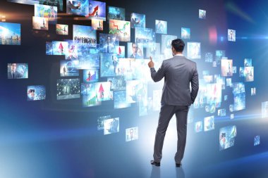 Streaming video ile işadamı kavramı