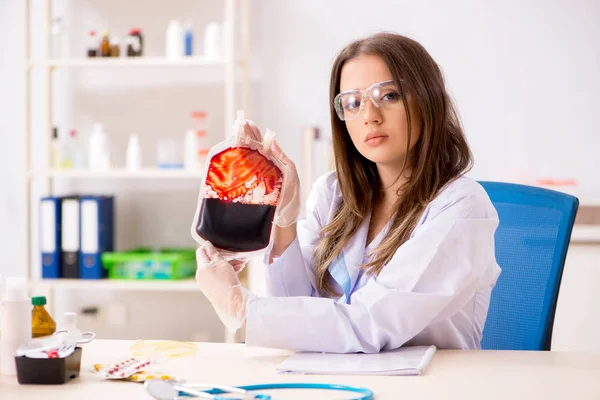 Žena asistenta s taškou krve v laboratoři — Stock fotografie