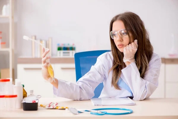 Asistente femenina con bolsa de plasma en el laboratorio —  Fotos de Stock