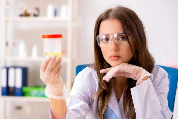 Bella biochimica femminile che lavora in laboratorio — Foto Stock