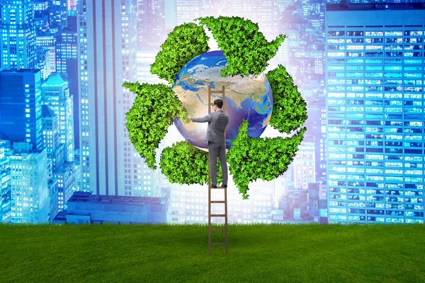 Empresário na reciclagem conceito ecológico — Fotografia de Stock