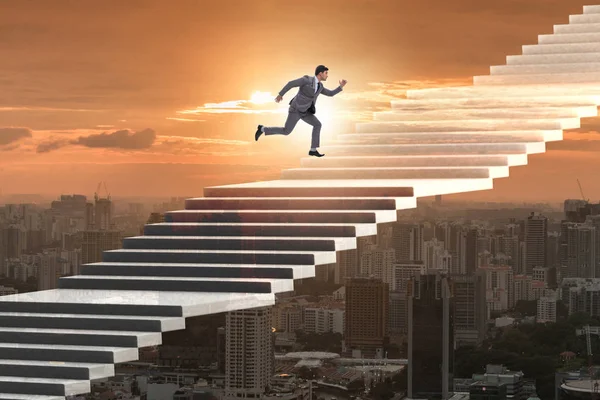 Empresario escalando escalera de carrera sobre la ciudad — Foto de Stock