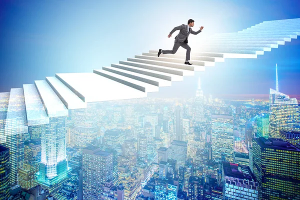 Empresario escalando escalera de carrera sobre la ciudad — Foto de Stock