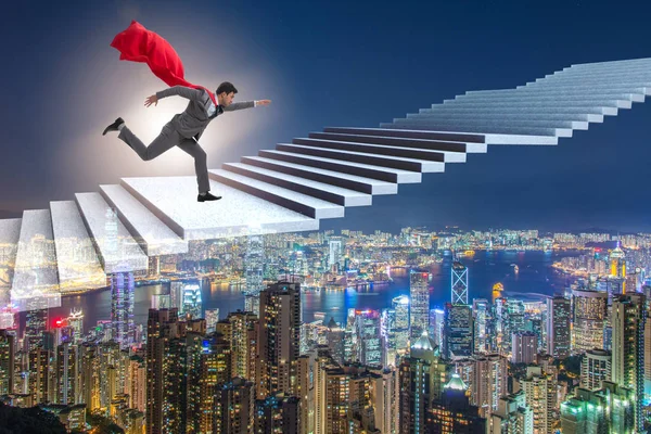 Super-herói empresário escalada carreira escada — Fotografia de Stock