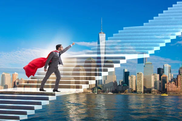 Супергерой бізнесмен скелелазіння кар'єрні сходи — стокове фото