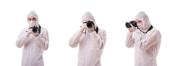 Forensisch specialist in beschermend pak maakt foto 's op wit — Stockfoto
