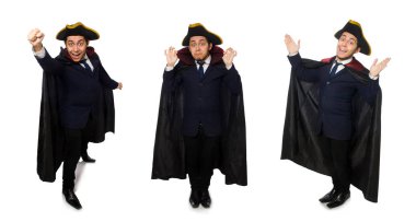 Tricorn ve beyaz izole ceket giyen genç adam