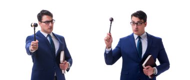 Beyaz arka planda tokmağı olan avukat hukuk öğrencisi.