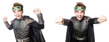 Zırh takım elbiseli Genç komik adam 