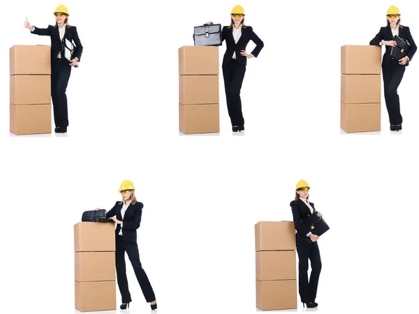 Vrouw bouwer met doos geïsoleerd op wit — Stockfoto
