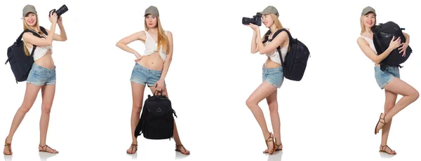 Krásná žena v kraťasech s batohem a fotoaparátem — Stock fotografie