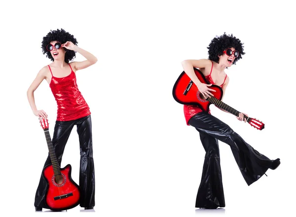 Kadında afro peruk gitar çalmak — Stok fotoğraf