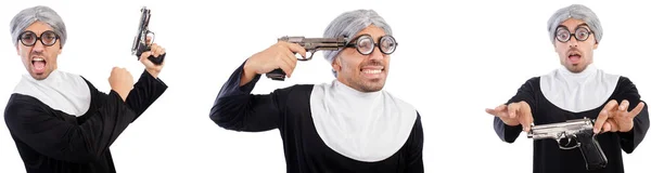 Homem de vestido de freira com pistola — Fotografia de Stock