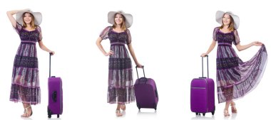 Bavullu genç bir kadın beyaz üzerine izole edilmiş. 