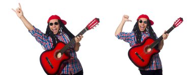 Adam gitar üzerinde beyaz izole tutan dreadlocks ile
