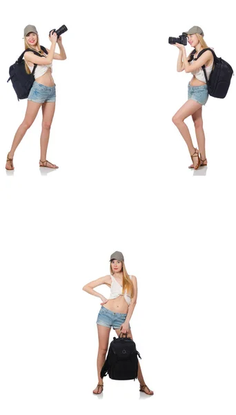 Schöne Frau in kurzen Hosen mit Rucksack und Kamera — Stockfoto