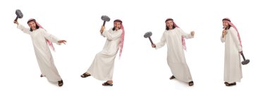 Kızgın Arap adam beyaz izole çekiç ile