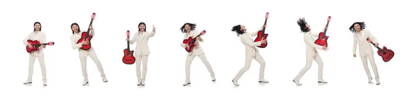 Homme avec guitare isolé sur blanc — Photo