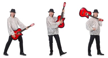 Gitarlı genç adam beyazlar içinde. 