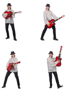 Gitarlı genç adam beyazlar içinde. 