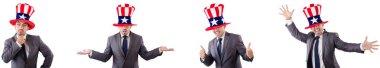 adam beyaz izole Amerikan şapka ile 