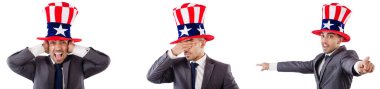 adam beyaz izole Amerikan şapka ile 