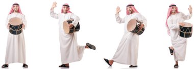 Arap adam beyaz izole davul ile