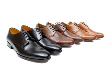 Beyaz arka plan üzerinde izole ayakkabı seçimi