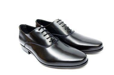 Siyah ayakkabılar beyaz arkaplanda izole edilmiş