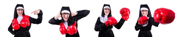 Nun met bokshandschoenen geïsoleerd op wit — Stockfoto