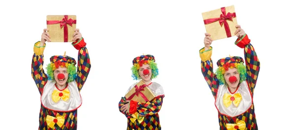 Clown met geschenkdoos geïsoleerd op wit — Stockfoto