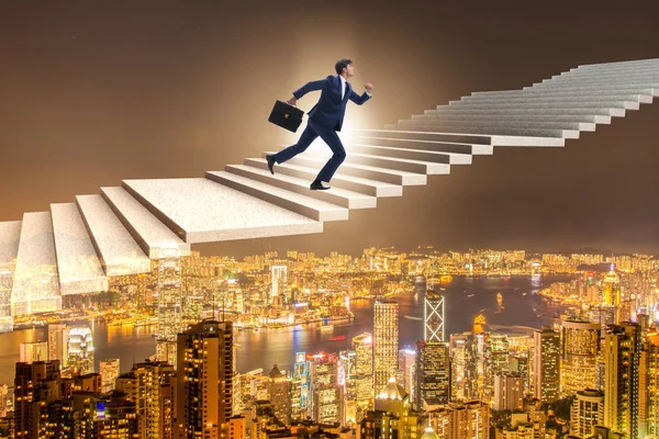 Empresario escalando escalera de carrera sobre la ciudad — Foto de Stock