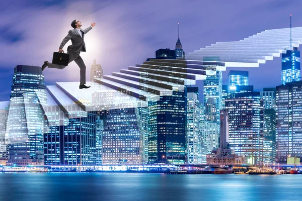 Affärsman klättra karriärstegen över staden — Stockfoto