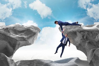 Düşen arkadaşınıza yardım eli sunuyor iş adamı