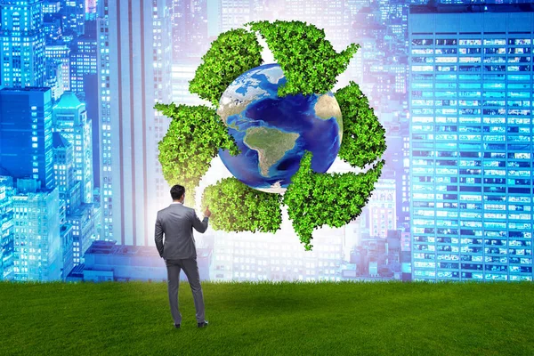 Empresario en el reciclaje de concepto ecológico — Foto de Stock