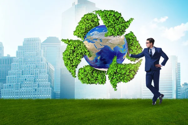 Üzletember-ben újrahasznosítás ökológiai fogalom — Stock Fotó