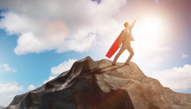 Süper kahraman işadamı dağın zirvesinde