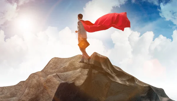 Superhéroe hombre de negocios en la cima de la montaña — Foto de Stock