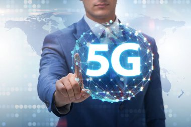 5g Internet kavramı düğmelere basarak işadamı ile