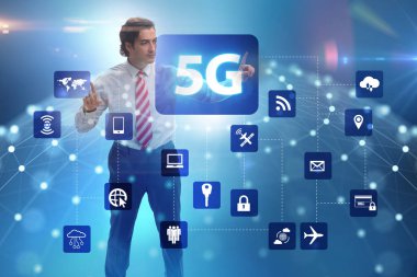 5g Internet kavramı düğmelere basarak işadamı ile