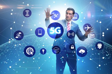 5g Internet kavramı düğmelere basarak işadamı ile