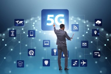 5g Internet kavramı düğmelere basarak işadamı ile