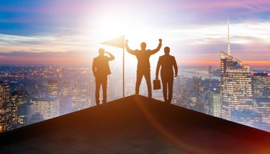 İşadamları başarı ve ekip çalışması kavramı içinde