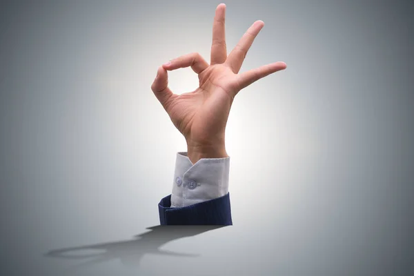 Gösterilen eller iş kavramı hareketle Tamam — Stok fotoğraf