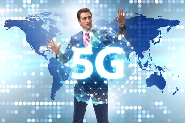 5g Internet kavramı düğmelere basarak işadamı ile