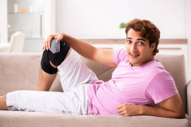 Yaralı Diz evde kurtarma ile genç adam